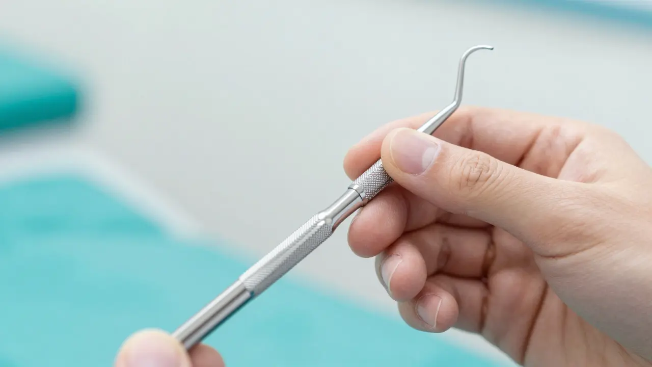 Život po kyretáži zubů: Jak přežít první dny a na co si dát pozor